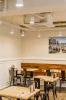 우드 벤치시트가 아늑한 캐주얼 다이닝 카페